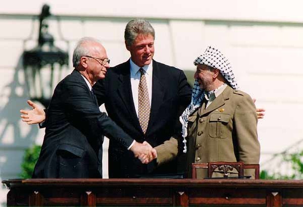 Israeli Prime Minister Yitzhak Rabin (left), US President Bill Clinton (middle), and Palestinian political leader Yasser Arafat (right) at the White House in 1993.