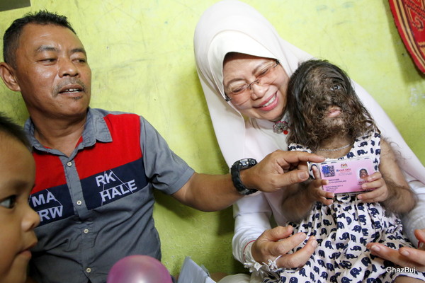 Minister Dato Sri Fatimah Abdullah with Missclyen Roland.