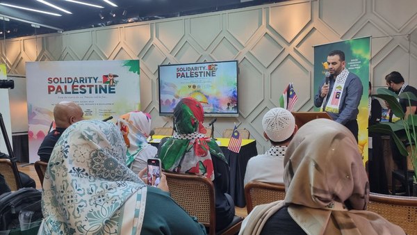 Muaz Omar ketika berucap mewakili Pertubuhan Kebudayaan Palestin Malaysia (PICOM)