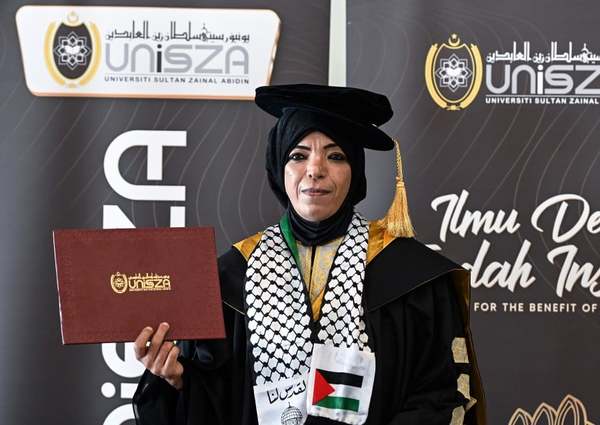 Hanan Kamel Mohammed Saad received the scroll at the 15th Universiti Sultan Zainal Abidin (UniSZA) Idul Ilmi convocation ceremony.