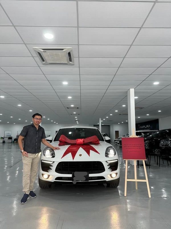 Dr Zul dengan Porche Macan yang dibeli hasil berniaga di eBay.