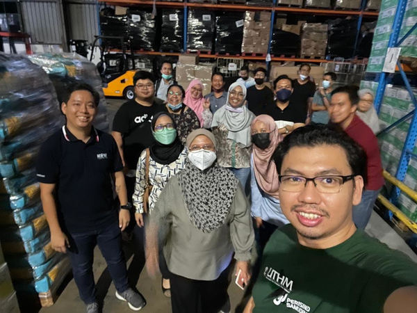 Dr Zul bersama usahawan yang berjaya dibimbing melawat gudang di Shah Alam, Selangor yang menempatkan barangan dagangan.