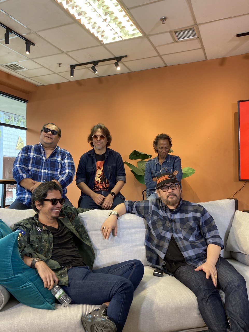 (Atas) Dari kiri Eddie, Sham dan Black. (Bawah) Edrie dan Awie.