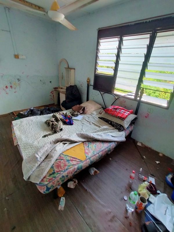 Master bedroom yang bukan sahaja jadi tempat tidur malah jadi tempat pelupusan sampah.