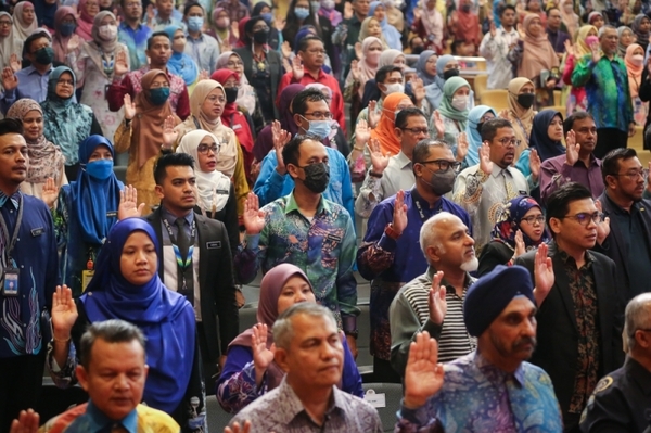 Civil servants taking their oath during the Education Ministry ministerial 2023 New Year mandate in Putrajaya on 19 January.