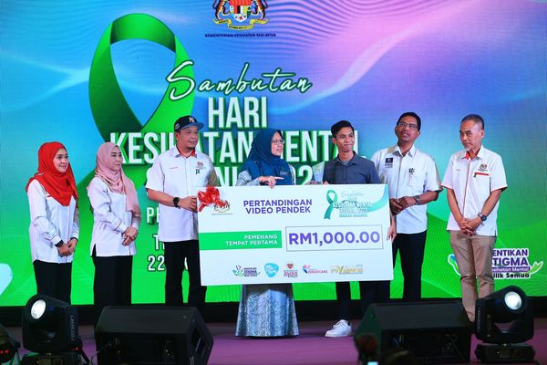 Minister of Health, Dr Zaliha Mustafa also presented awards to the winners of the Short Video Contest under the MySave Program, with Muhamad Daniel Adam Bin Ayob receiving the top prize.