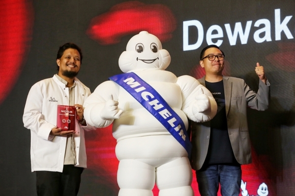 Dewakan head chef and founder Darren Teoh (left) receiving the award at the MICHELIN Guide award ceremony today, 17 November.