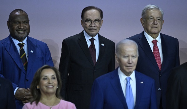 Anwar Ibrahim (belakang, tengah) dan Joe Biden (depan, kanan) pada Pemukiman Pemimpin APEC di San Francisco, California.