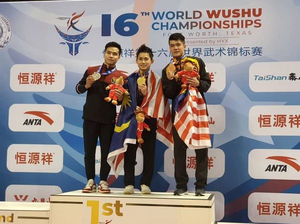 From left: Indonesia's Seraf Naro Siregar, and national athletes Wong Weng Son and Clement Ting Su Wei.