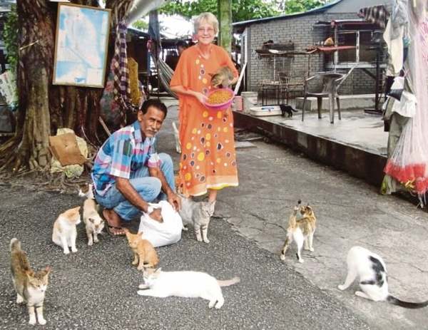 Co-founders of Cat Beach Sanctuary and the Cat Lovers International Society, Teviot and Nana.