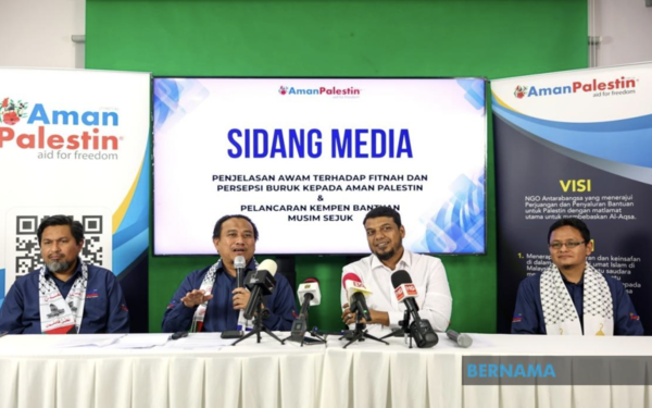 Aman Palestin's CEO Awang Sufian Awang Piut (second from left) with others during a press conference.