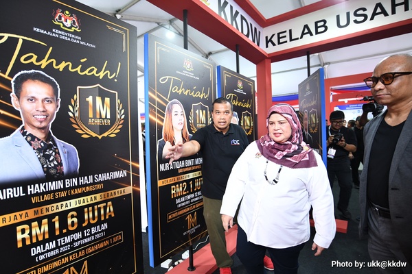 Timbalan Menteri Kemajuan Desa dan Wilayah, Datuk Rubiah Wang melawat ruang pameran kejayaan usahawan desa melalui aktiviti Kelab Usahawan 1 Juta (KU1J) di Anjung Floria, Putrajaya, hari ini.