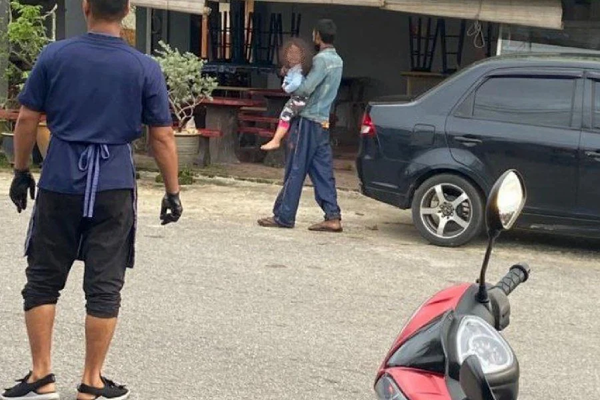 The photo shows the suspect holding the three-year-old girl hostage in Taman Seri Jeniang in Gurun, Kedah.