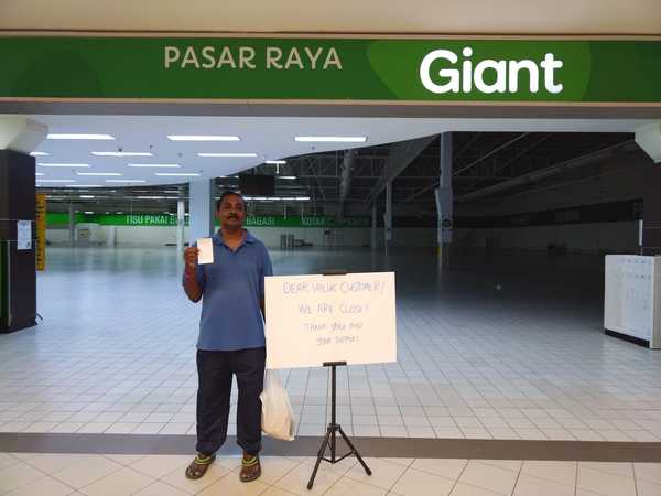 Photo of a customer believed to be holding the last receipt at Giant Kelana Jaya.