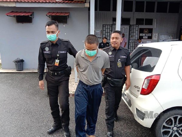 Tertuduh, Harma Zulfika Deraman, 30, yang mempamerkan bendera Israel di sebuah kedai aksesori kenderaan, dibawa ke Mahkamah Majistret Marang.