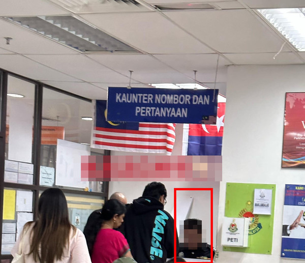 A photo uploaded by the woman showing the immigration officer in question.