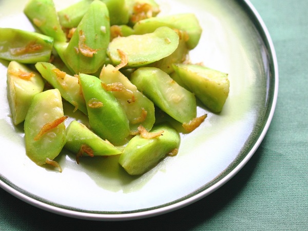 Stir-fried loofah with dried shrimp.