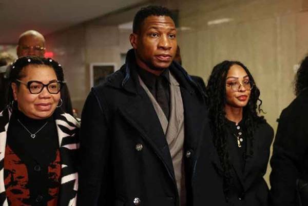 Jonathan Majors ketika tiba di Mahkamah Jenayah Manhattan di New York, AS.