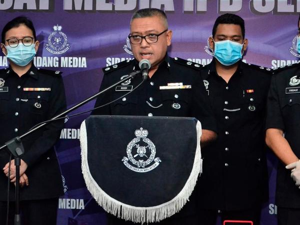 Kota Bharu district police chief ACP Mohd Rosdi Daud (centre).