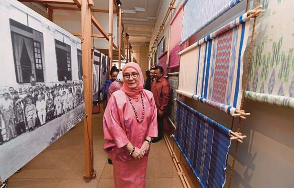 Tunku Azizah showcasing the Royal Pahang Weave at the London Craft Week in 2022.