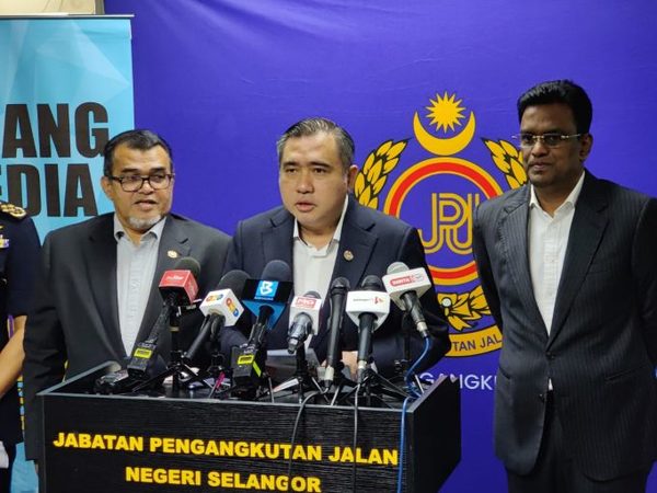 Menteri Pengangkutan, Anthony Loke Siew Fook (tengah) ketika lawatan di JPJ Selangor hari ini.