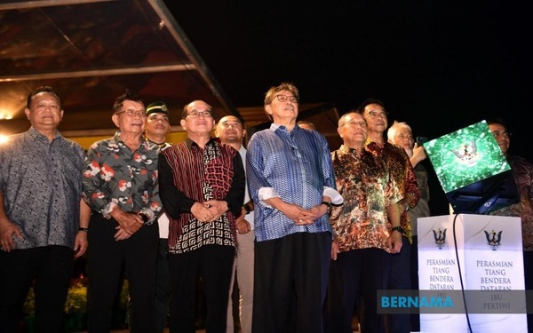 Sarawak Premier Tan Sri Abang Johari Tun Openg (front row, fourth from the left) inaugurating the new Sarawak flagpole at Dataran Ibu Pertiwi in Kuching.