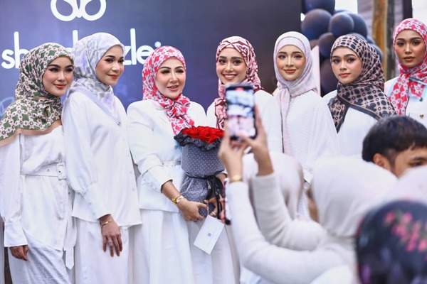 Pengasas She Dazzle, Zarawani Salim (tengah pegang jambangan bunga) bergambar kenangan pada majlis pelancaran koleksi SHESCARVES.