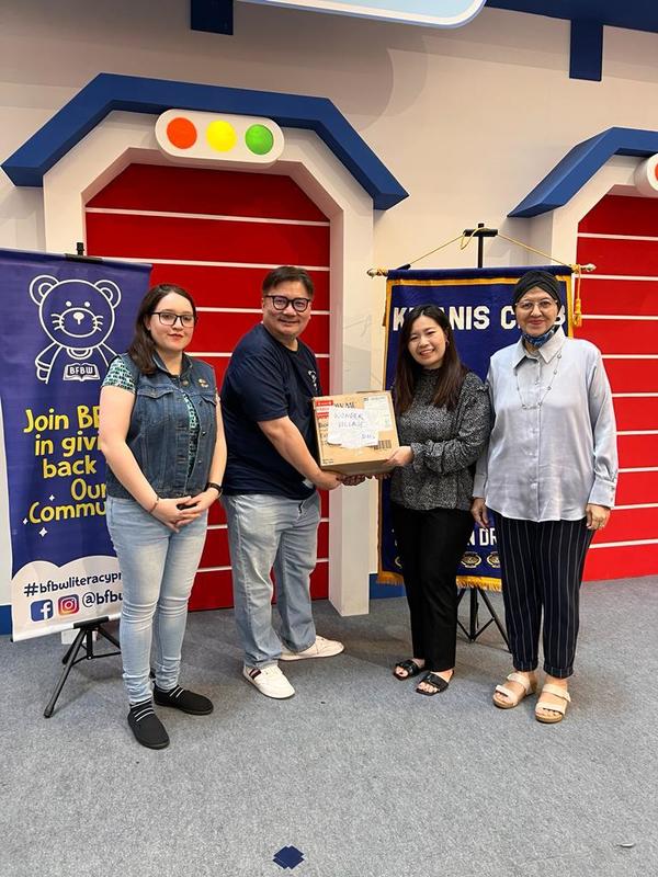 Desiree Kaur, Adrian Ung (Founder of BFBW & Vice President of KCTTDI), and Dato' Fatimah Saad (Kiwanis Malaysia Academy Chairman & Charter President of KCTTDI), presenting the books donation to Carmen Chen, a representative from Wonder Village.