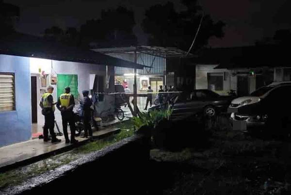 The police conducting an investigation at the crime scene of the murder in Sungai Choh, Rawang on Saturday, 23 December.