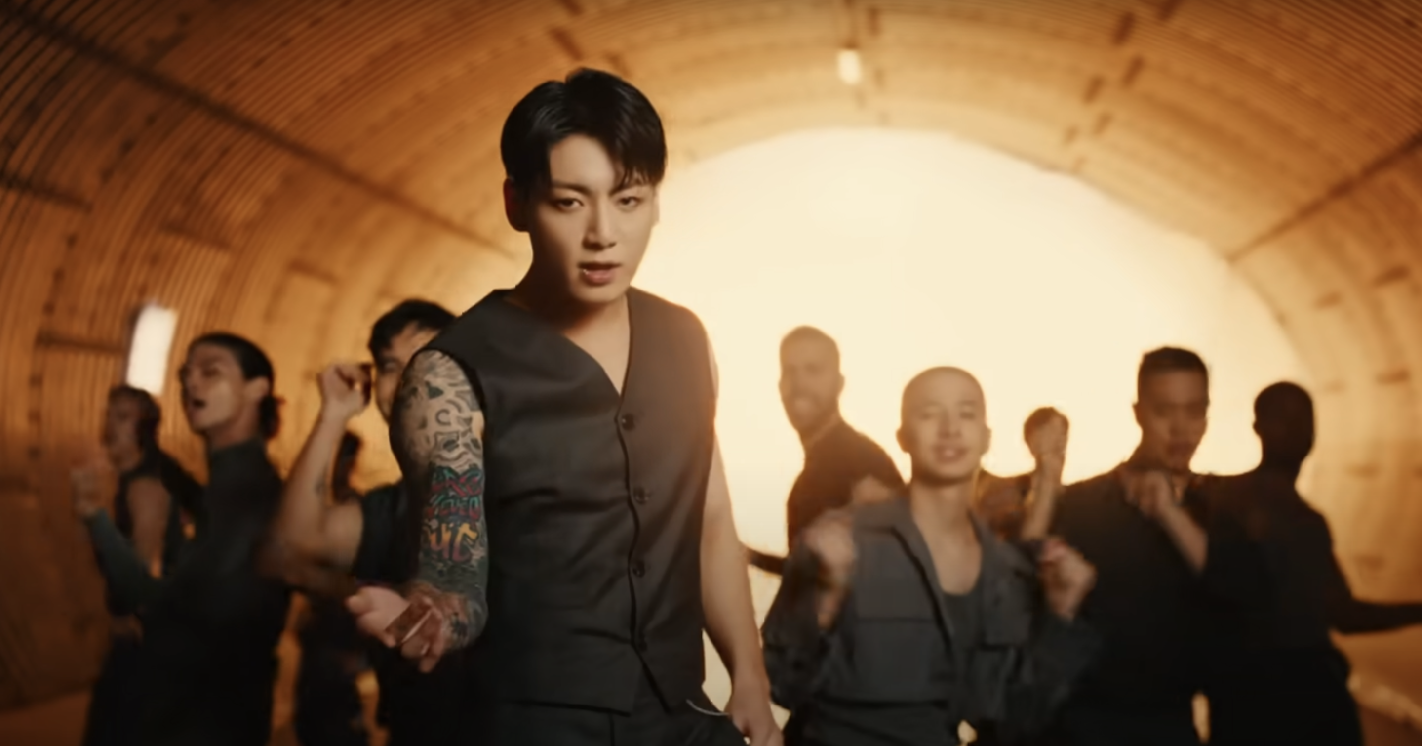 Jungkook dalam muzik video lagunya, 'Standing Next To You'.