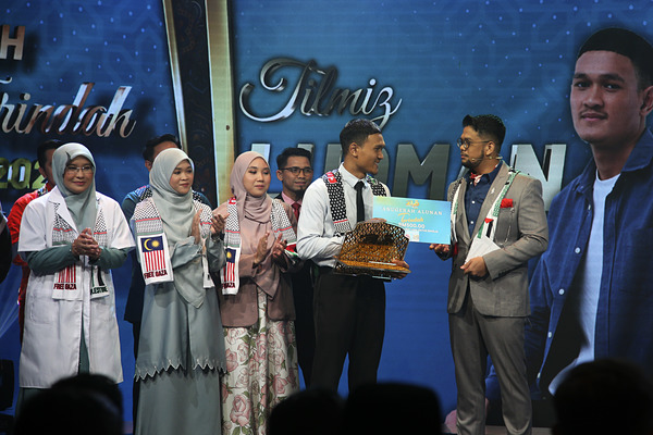 Tilmiz Luqman membawa pulang wang tunai berjumlah RM500 dan sebuah rehal dari Million Bucks.