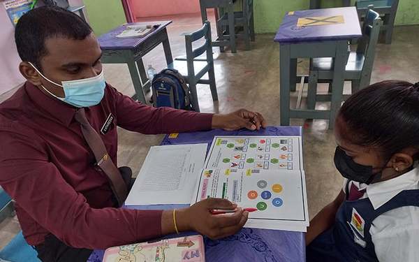 Kathiresan guiding one of his students.