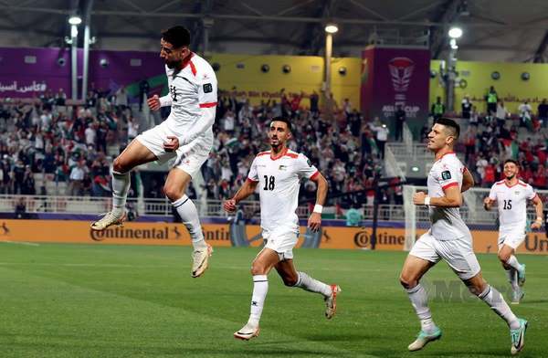 Dabbagh (kiri) meraikan jaringannya ketika Palestin menewaskan Hong Kong 3-0 pada aksi Kumpulan C.