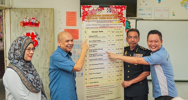 Armizan (second from left) showing the maximum prices allowed for the 11 goods.