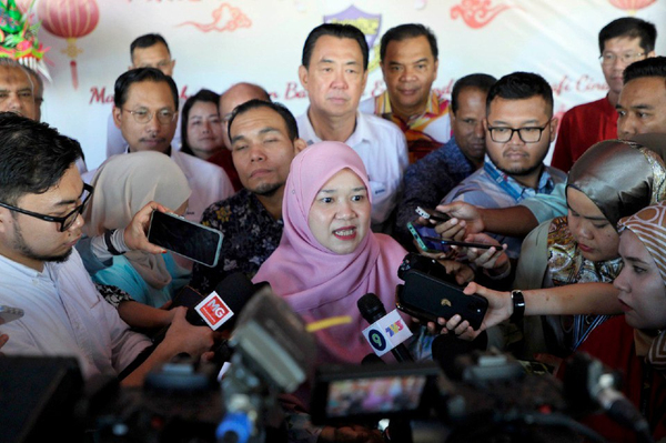 Education Minister Fadhlina Sidek (centre).