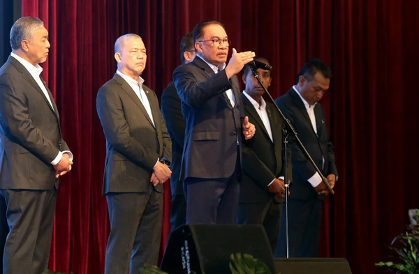 Anwar was joined by Deputy Prime Ministers Ahmad Zahid Hamidi and Datuk Seri Fadillah Yusof when he made the statement today.