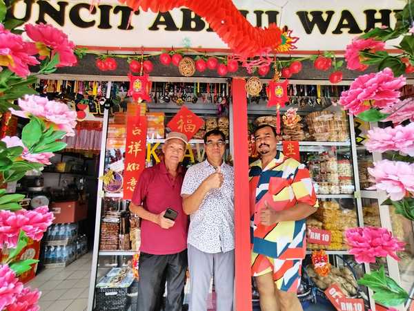 Fazan Abdul Wahet (centre) and his nephew-business partner, Muhammad Jaya Idris (right).