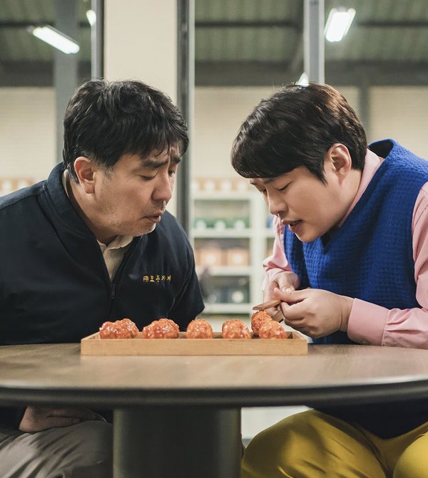 One of Ryu Seung-ryong and Ahn Jae-hong's shared scenes in 'Chicken Nugget'.