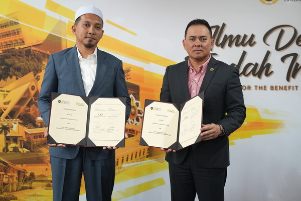 Muhd. Shakir (kiri) dan Naib Canselor UniSZA, Prof Datuk Dr. Fadzli Adam pada majlis jalinan kerjasama antara Olive Jardin dan UnisZA di Putrajaya baru-baru ini.