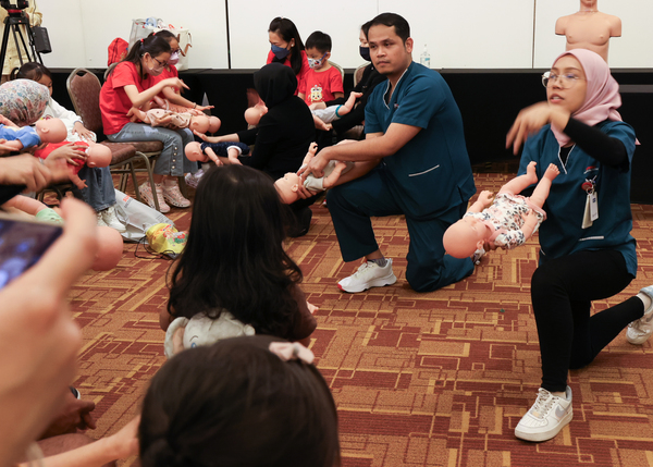 Sunway Medical Centre's doctors demonstrating first aid for choking.