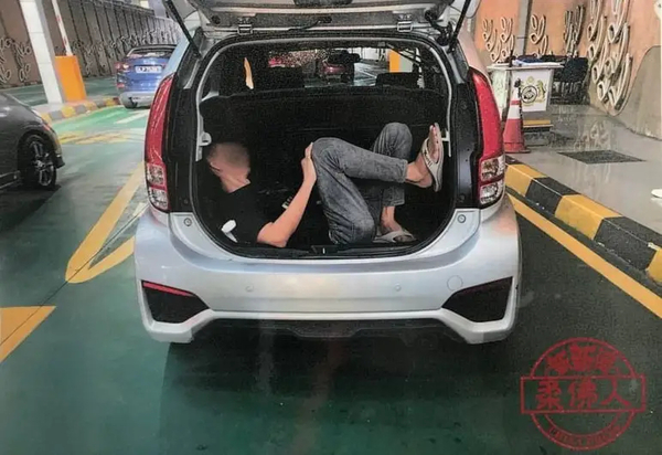 The Johor Customs Department shared photos of the Singaporean man at the time of arrest.