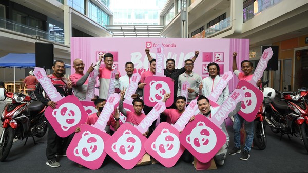 Group photo of foodpanda's Head of Operations, Shubham Saran, with top achieving riders from various states after receiving their prizes.