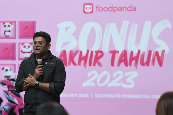 Head of Operations, Shubham Saran, giving his appreciation speech at the 'Bonus Akhir Tahun' award ceremony.