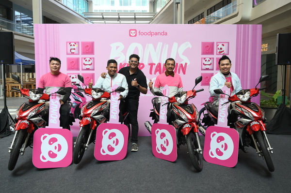 Shubham Saran with top achieving riders from Klang Valley upon receiving their motorbikes as prizes.