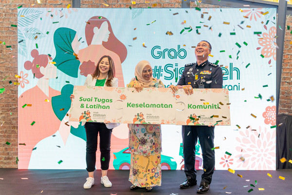 From left: Adelene Foo, Managing Director of Grab Malaysia; Datuk Seri Dr Noraini Ahmad; and Assistant Commissioner ACP Tuan Shahrulnizam Ja'afar @ Ismail officiating the expansion of #SisBoleh.