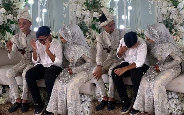 Photos of Ryan crying after greeting his brother Fariez and his wife during their wedding on 24 February.