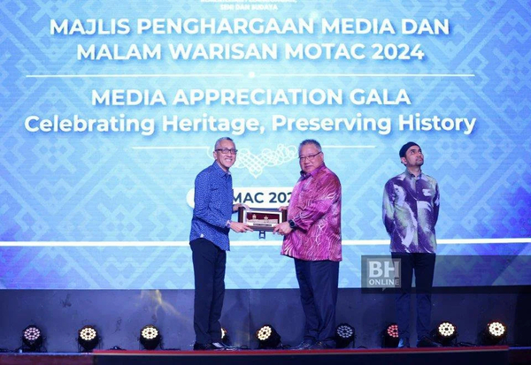 Tourism, Arts, and Culture Minister Datuk Seri Tiong King Sing (centre) handing out an award at the MOTAC Media Appreciation Gala on Friday night, 8 March.