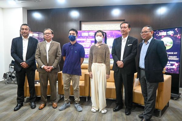 Dr Noor Hisham (lima dari kiri) bergambar bersama penerima jantung berusia 20 tahun, Daniel Kang Yu Xin (empat dari kiri) ketika ditemui di sidang akhbar kejayaan dua pemindahan jantung bertempat di IJN baru-baru ini.