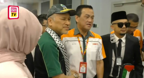 Chai (tengah) bersama-sama Ketua Aktivis Persatuan Pengguna Islam Malaysia (PPIM) Datuk Nadzim Johan (kiri) dan penyanyi rap sensasi, Caprice (kanan).