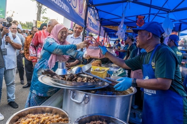 KPDN Deputy Minister Fuziah Salleh during the launch of the Bazaar Ramadan Rahmah at Ramadan Bazaar Presint 14 in Putrajaya.